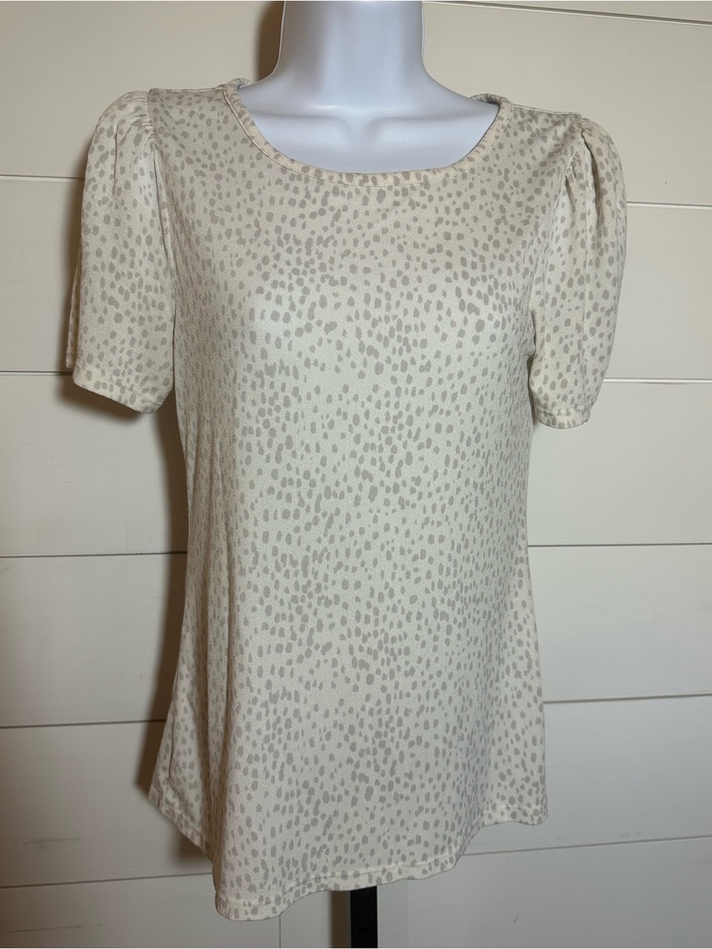 Women’s Cream Short Sleeve Scoop Neck Top